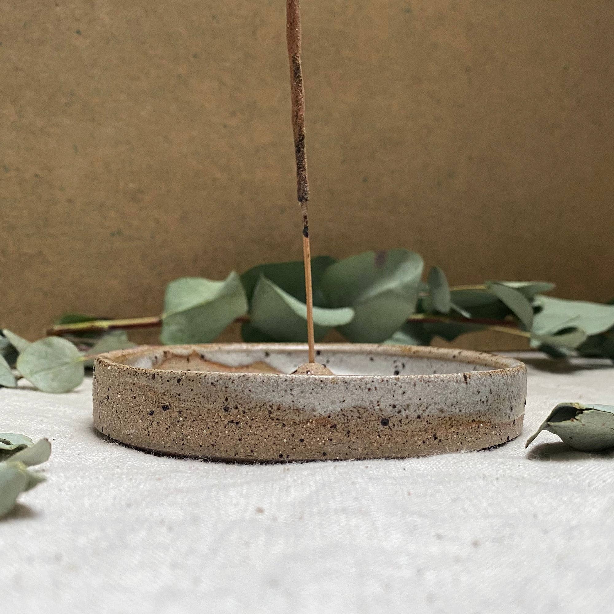 Ceramic incense burner speckled cream